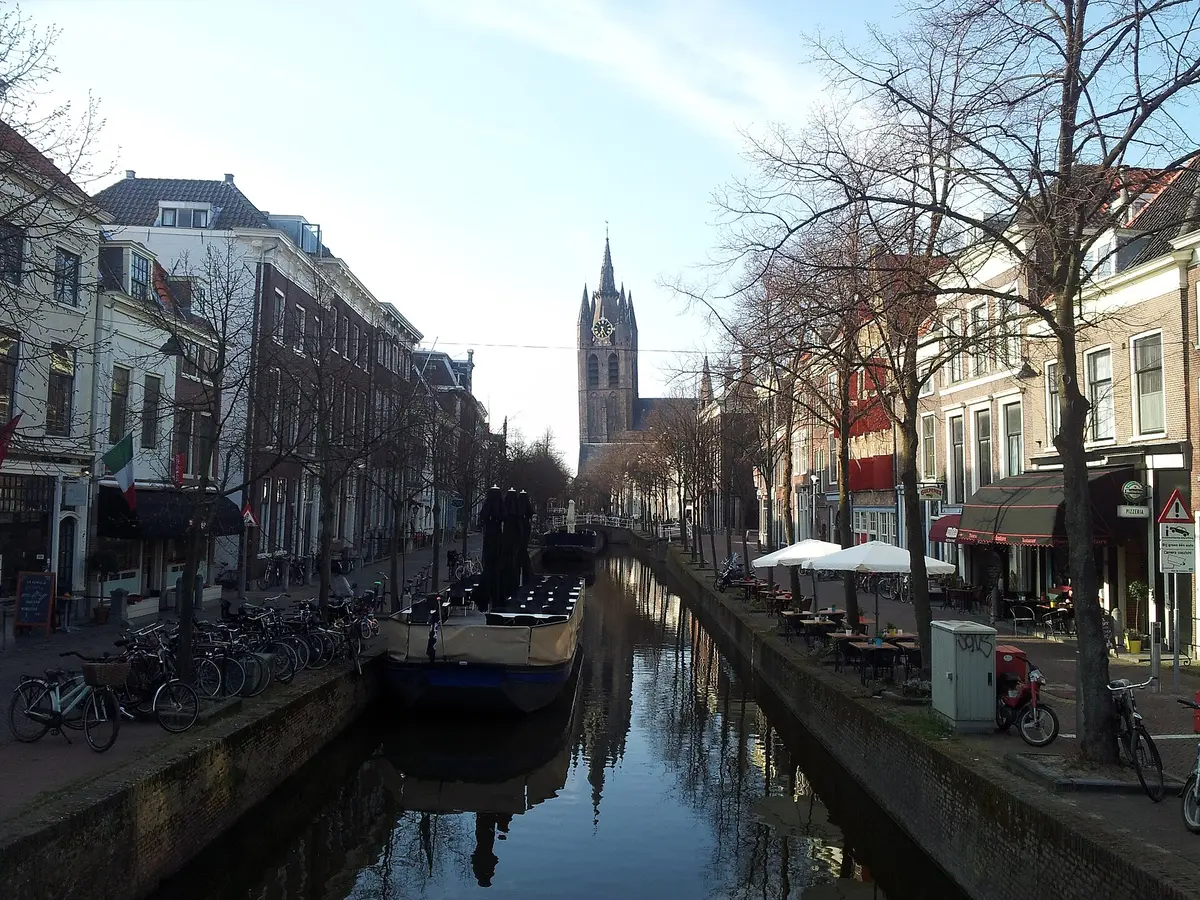 Gracht in de binnenstad van Delft met de toren van de Oude Kerk