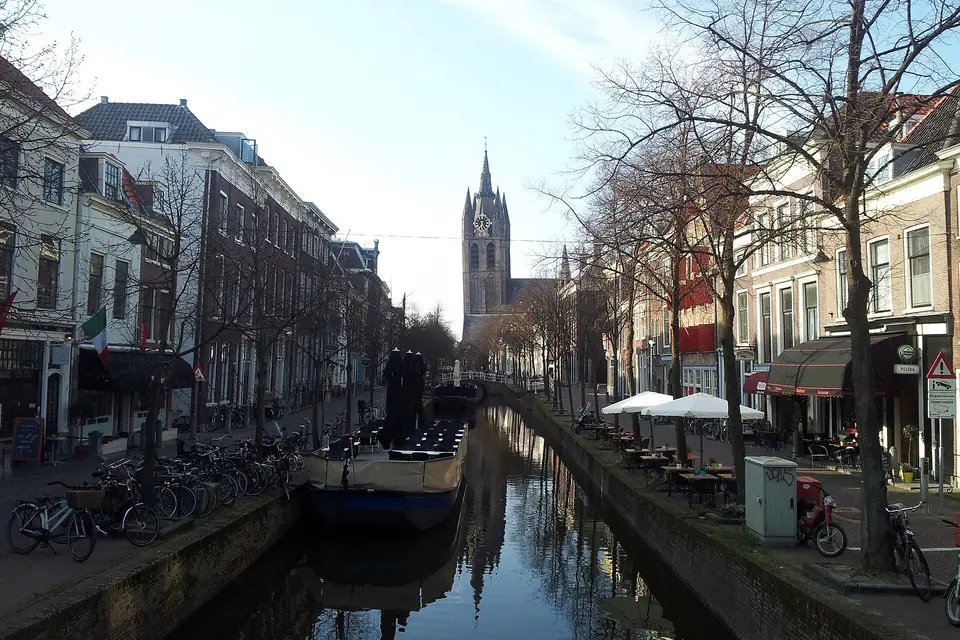 Gracht in de binnenstad van Delft met de toren van de Oude Kerk