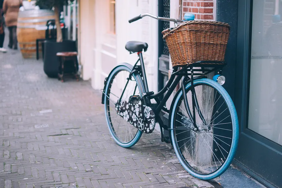 Fiets met een rieten mand voor een winkelpand in Den Haag