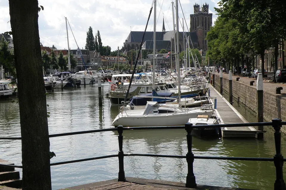 Boten in de Nieuwe Haven van Dordrecht met de Grote Kerk