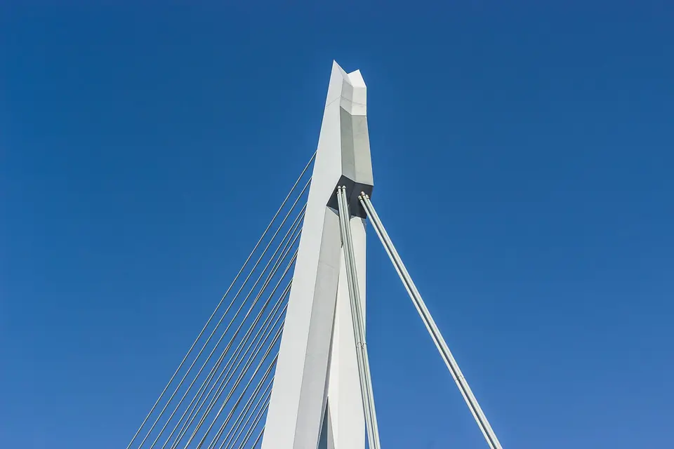 De pyloon van de Erasmusbrug in Rotterdam tegen een blauwe lucht